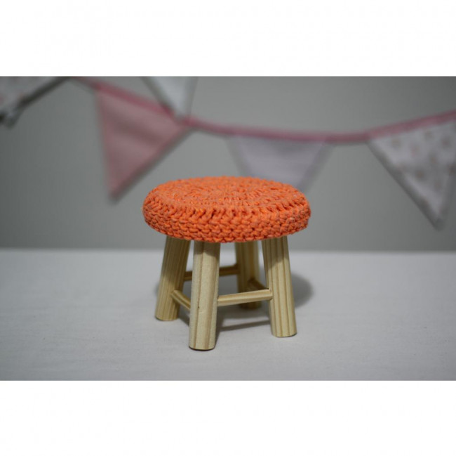 Mini banqueta Croche laranja (12cm alt x 16cm diâmetro da base)