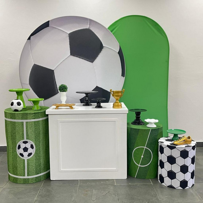 Futebol com painel lateral verde