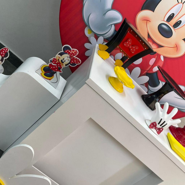 Minnie Vermelha com Mesa Floreira