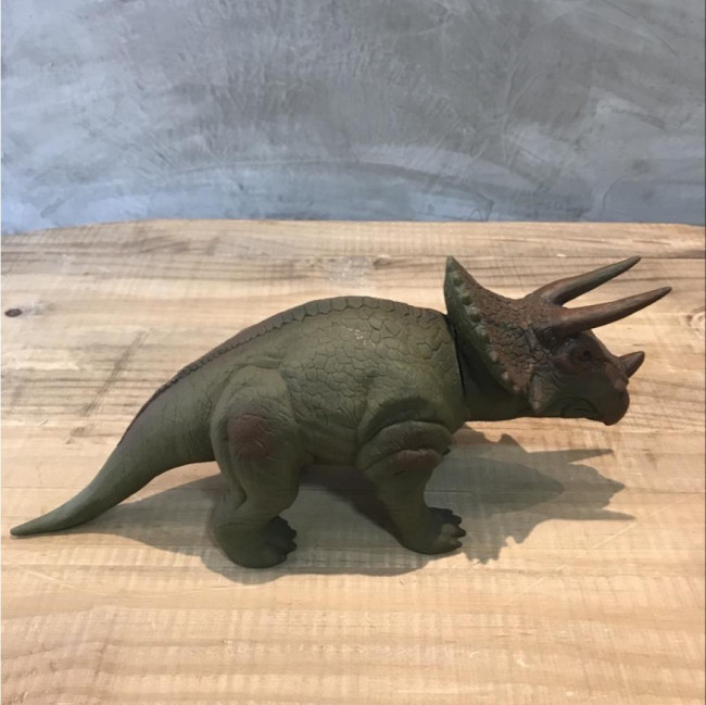 Dinossauro Triceratops Emborrachado