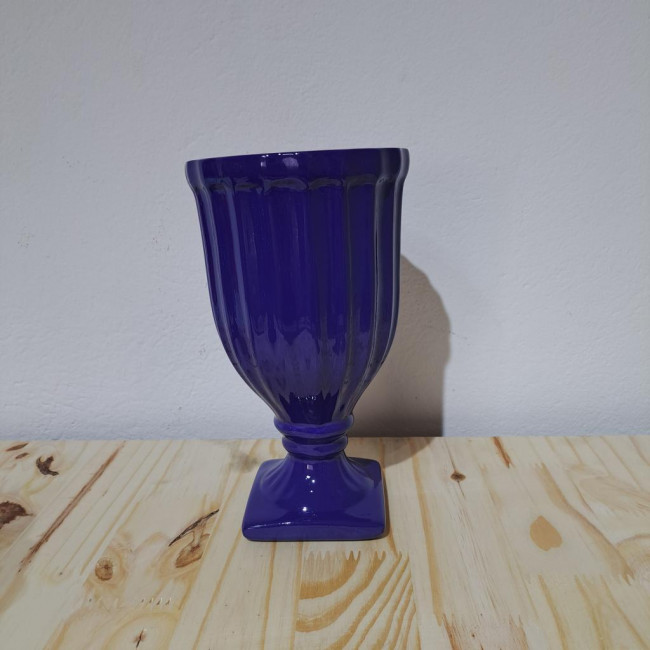 Vaso azul marinho de cerâmica