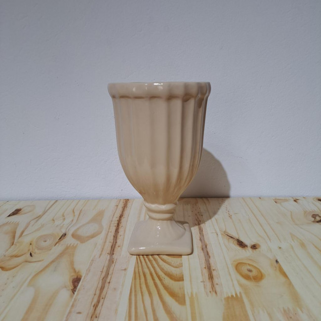 Vaso bege de cerâmica