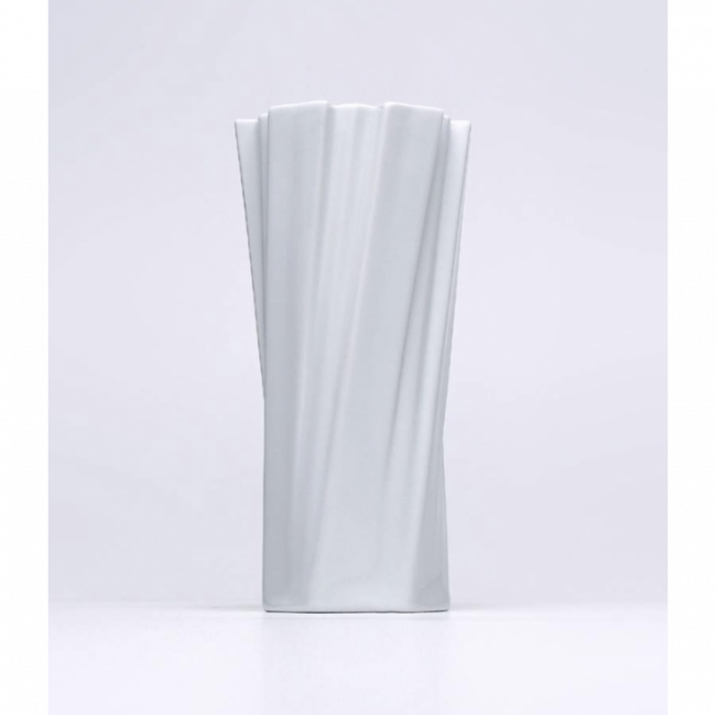 Vaso de porcelana torcido branco