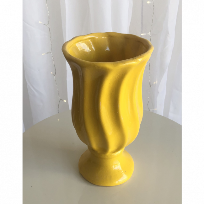 Vaso cerâmica torcido amarelo