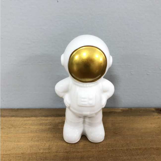 Astronauta branco e dourado