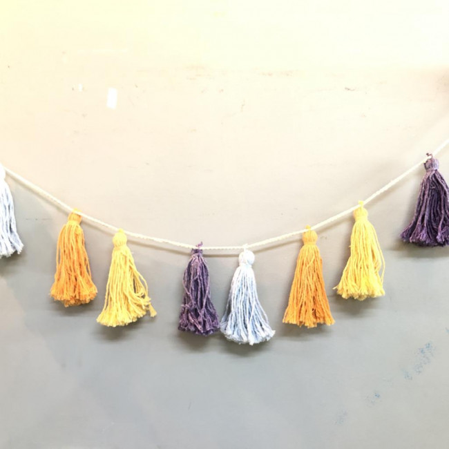 Bandeirola tassel lilas e amarela