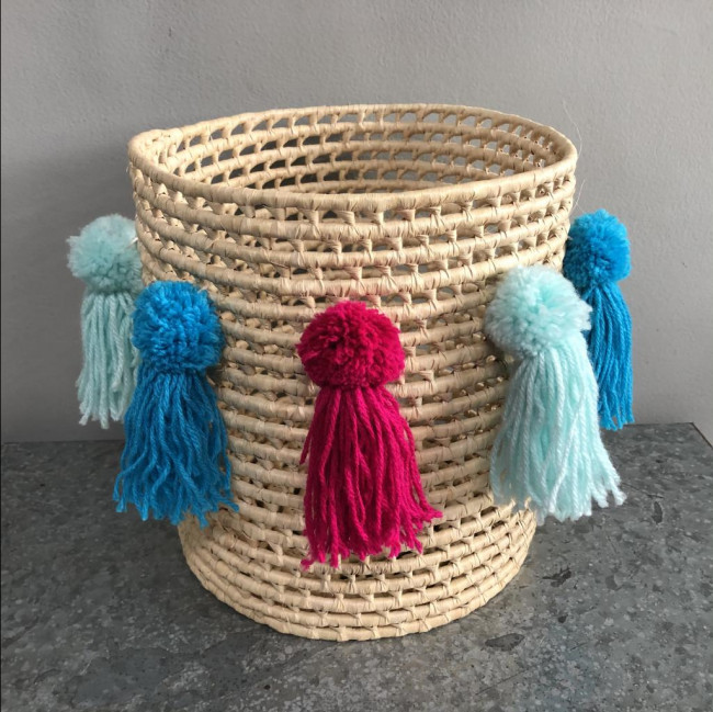 Cesto de palha com tassel turquesa e rosa