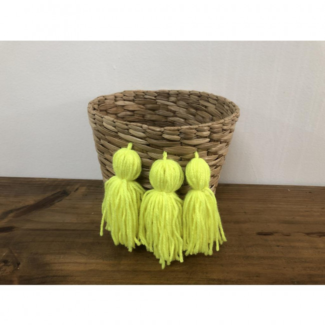 CESTO PALHA COM TASSEL NEON AMARELO