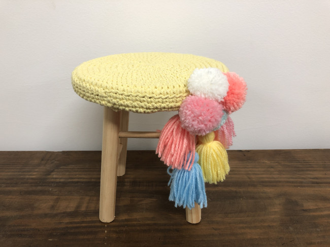 BANCO CROCHÊ AMARELO COM POMPOM COLORIDO