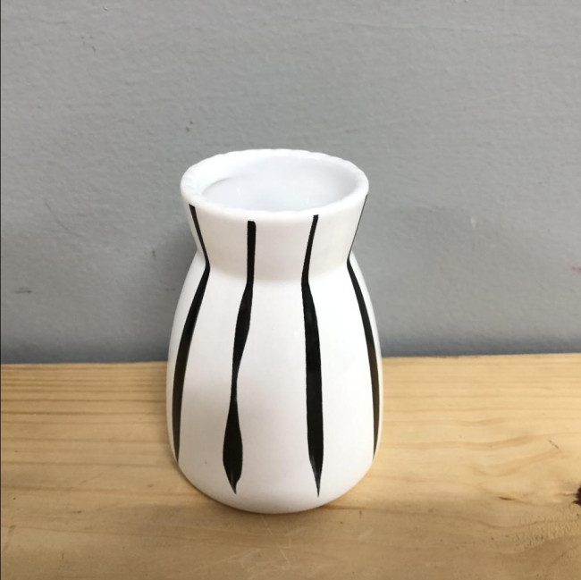 Vaso pequeno branco e preto