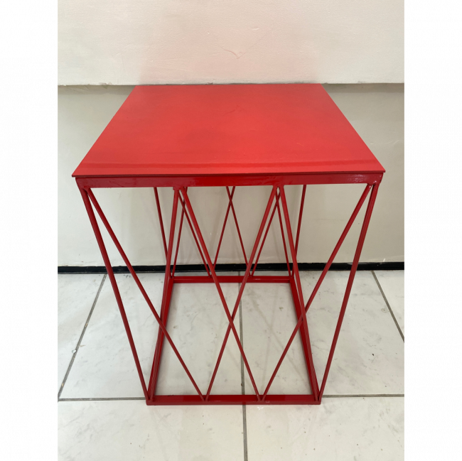 MESA CUBO DE FERRO VERMELHA G